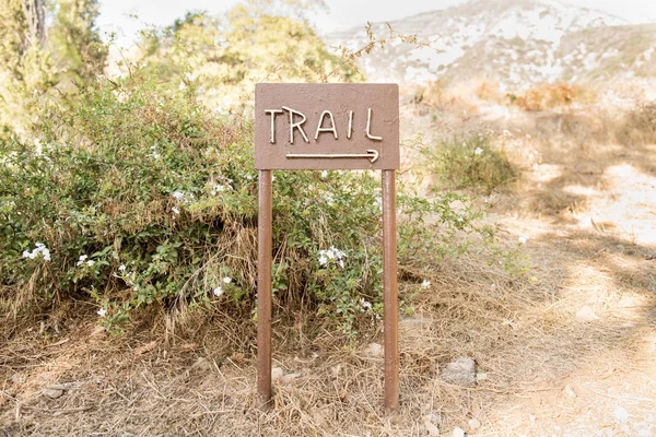 Hiking Trail başındaki metalik bir işaret