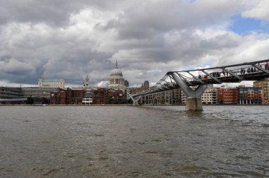 Millennial Köprüsü Thames Nehri 'ni geçer, arka planda St Paul Katedrali, Londra, İngiltere
