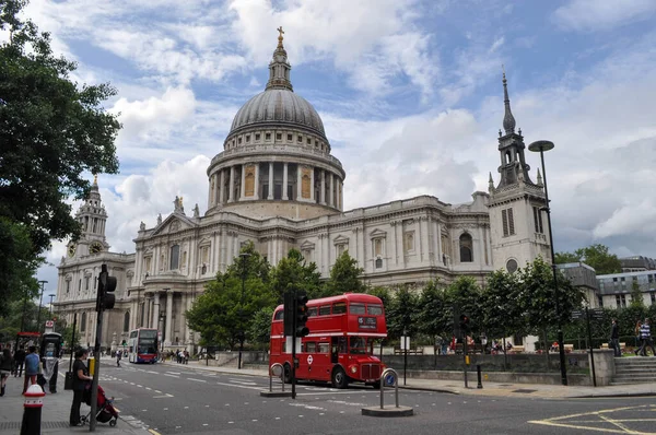 St. Paul Katedrali önünde çift katlı otobüs, Londra, İngiltere