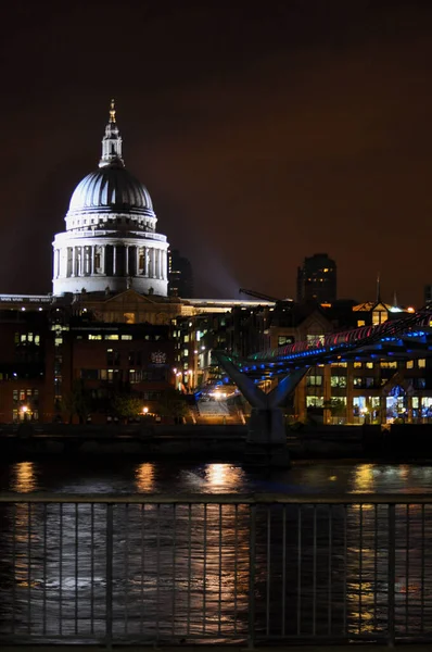 St. Paul Katedrali 'nin Gece Manzarası ve Millennial Köprüsü, Londra