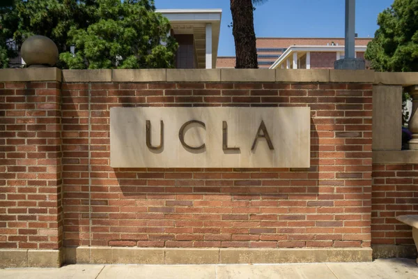 UCLA imzası tuğla duvarda