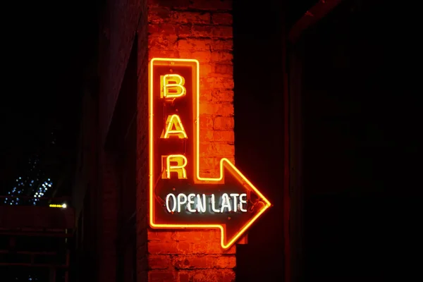 Aydınlatılmış neon çubuğu geç işareti