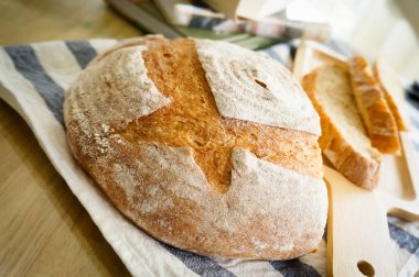 Karışık çavdar ekmeği, tam tahıllı ev yapımı mayalı ekmek.