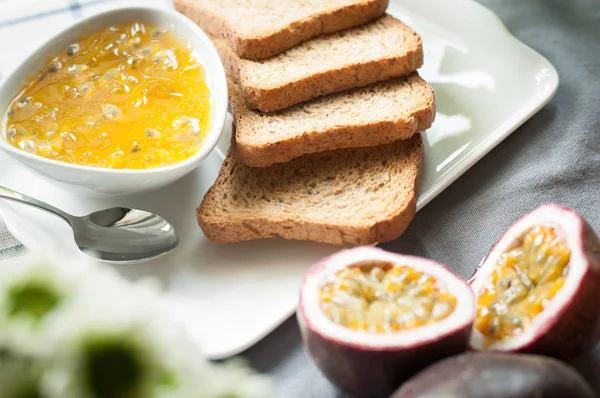 reçel tutku meyve lezzet yaymak ev yapımı ekmek kepekli üzerinde sağlıklı kahvaltı.