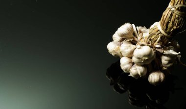 Siyah arka planda sarımsak