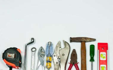 Beyaz arka plan üzerinde ölçme aracı su seviyesi