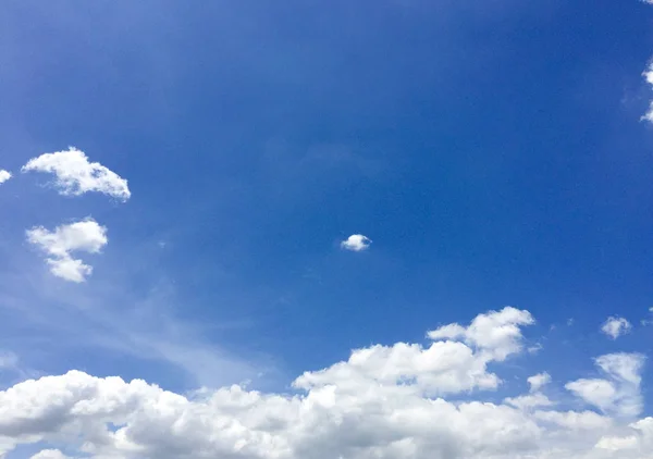 Cielo azul y blanco nubes fondo, luz del día — Foto de Stock