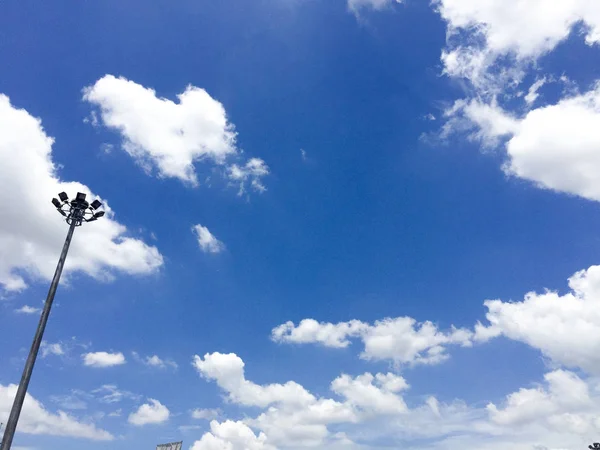 Cielo azul y blanco nubes fondo, luz del día — Foto de Stock