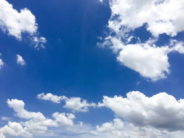 Bulutlar gökyüzü mavi ve beyaz arka plan, gün ışığı — Stok fotoğraf