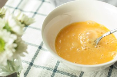 yumurta hazırlamak yemek için masa örtüsü ve annem çiçek