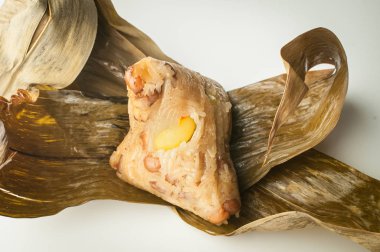 Zongzi (yapışkan pirinç bambu yaprak sarma tarafından yapılan piramit şeklindeki köfte)