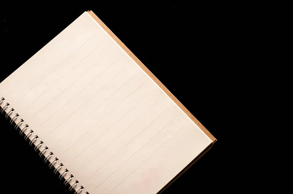 Notebook in zakelijke office zwarte achtergrond gebruiken — Stockfoto