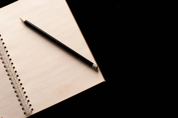 Олівець на ноутбуці використання у бізнес-офісі чорний фон — стокове фото