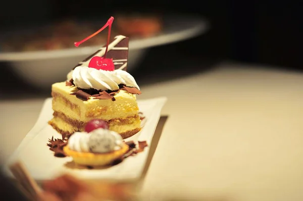 Bolo de sobremesa, delicioso, bolo de decoração no restaurante, na mesa, foco seletivo — Fotografia de Stock