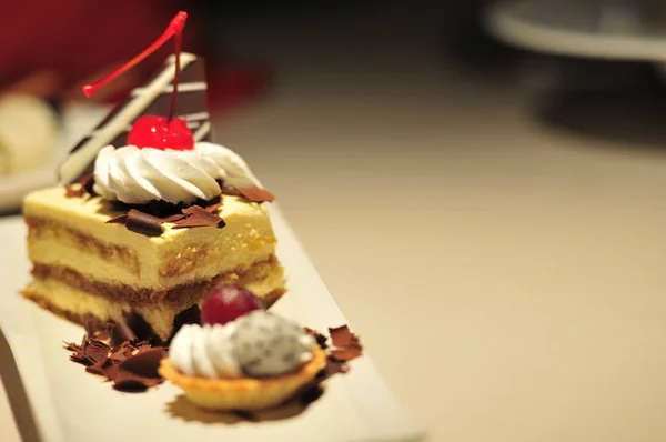 Pastel de postre, delicioso, pastel de decoración en el restaurante, sobre la mesa, enfoque selectivo — Foto de Stock