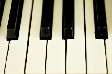 Bir piyano tuşları ile seçici odak closeup