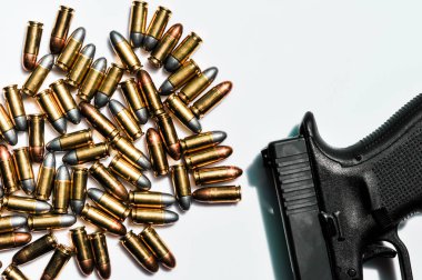 yakın çekim mermi 9 mm. ile arka planda Tabanca 9 mm.