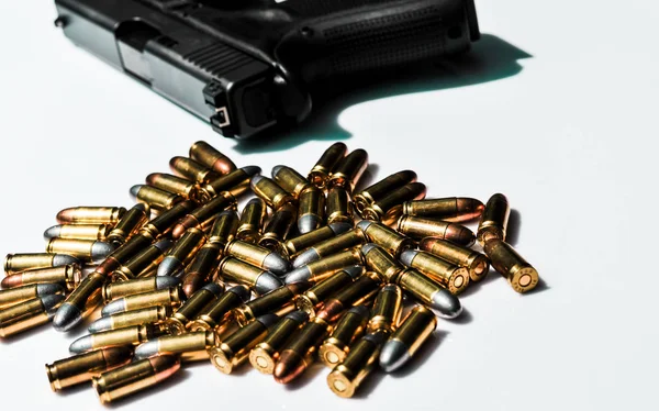 Närbild på 9 mm. kulor med 9 mm. pistol i bakgrunden — Stockfoto