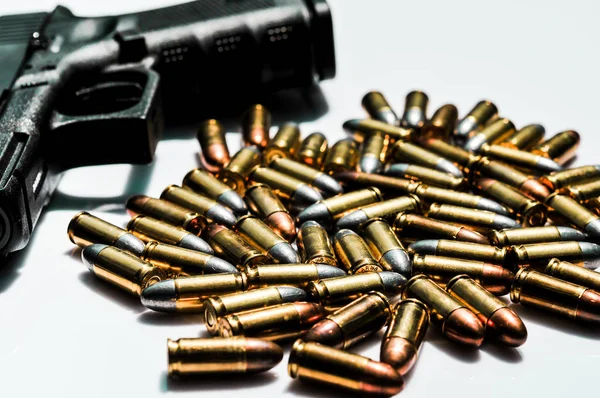 Närbild på 9 mm. kulor med 9 mm. pistol i bakgrunden — Stockfoto