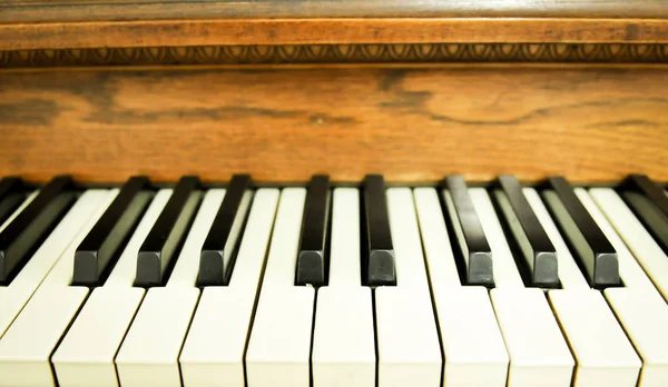 Fechar as teclas de um piano com um foco seletivo — Fotografia de Stock