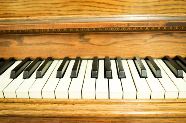 Primer plano de las teclas de piano con un enfoque selectivo — Foto de Stock