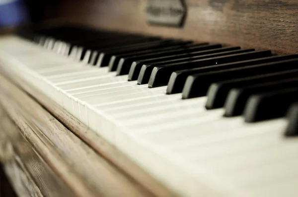 Fechar as teclas de um piano com um foco seletivo — Fotografia de Stock