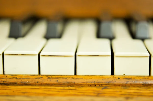 Крупный план клавиш фортепиано с выборочной фокусировкой — стоковое фото