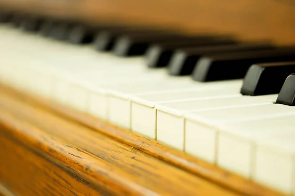 Fechar as teclas de um piano com um foco seletivo — Fotografia de Stock