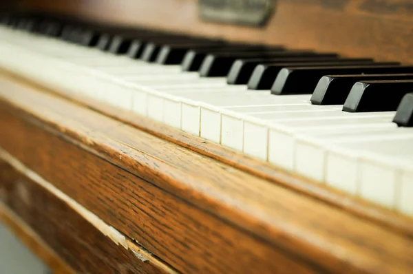 Крупный план клавиш фортепиано с выборочной фокусировкой — стоковое фото