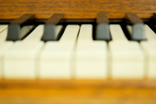 Fechar as teclas de um piano com um foco seletivo — Fotografia de Stock