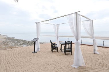 Güney Tayland sabah güneşin doğuşunu ile sahilde düğün kemer