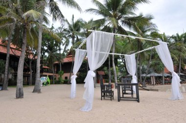 Güney Tayland sabah güneşin doğuşunu ile sahilde düğün kemer