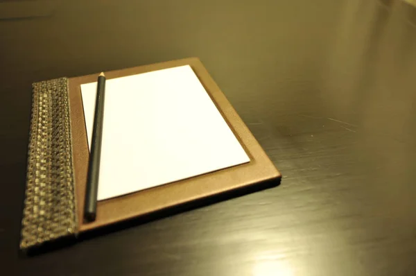 Бумажная записка на деревянном столе, винтажный стиль — стоковое фото