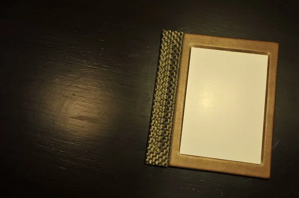 Паперова нота на дерев'яному столі, вінтажний стиль — стокове фото