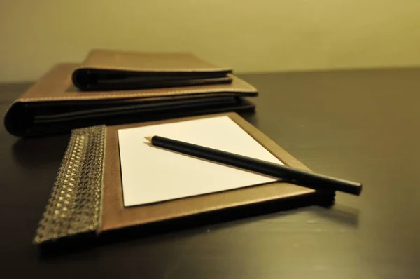 Paper note on the wooden table, vintage style — Stock Photo, Image