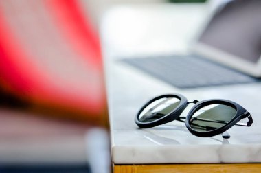 sunglass ve tablo, tatil sunglass tarih seçici odak üstünde not etmek