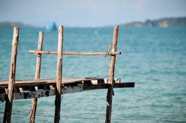Sahilde denize bakan iskelesi kırılmış.