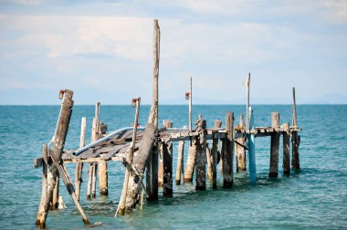Sahilde denize bakan iskelesi kırılmış.