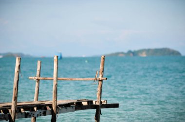 Sahilde denize bakan iskelesi kırılmış.