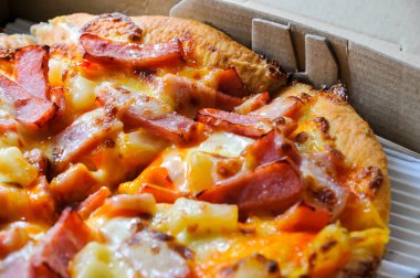 Mukavva içinde çeşitli malzemeler ve peynirli pizzaları kapatın. Açık kapaklı kutuları çıkarın.