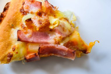 Mukavva içinde çeşitli malzemeler ve peynirli pizzaları kapatın. Açık kapaklı kutuları çıkarın.