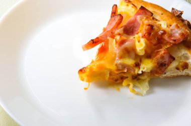 Mukavva içinde çeşitli malzemeler ve peynirli pizzaları kapatın. Açık kapaklı kutuları çıkarın.