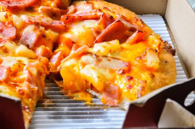 Mukavva içinde çeşitli malzemeler ve peynirli pizzaları kapatın. Açık kapaklı kutuları çıkarın.