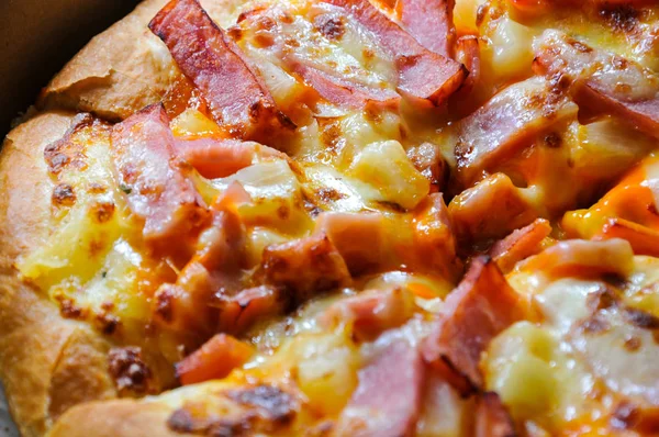 Mukavva içinde çeşitli malzemeler ve peynirli pizzaları kapatın. Açık kapaklı kutuları çıkarın.