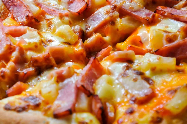 Mukavva içinde çeşitli malzemeler ve peynirli pizzaları kapatın. Açık kapaklı kutuları çıkarın.