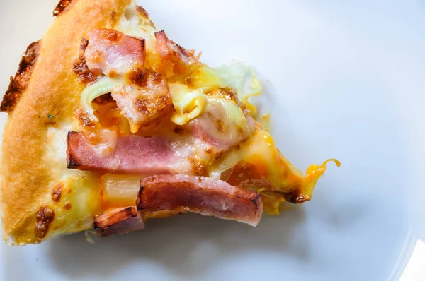 Mukavva içinde çeşitli malzemeler ve peynirli pizzaları kapatın. Açık kapaklı kutuları çıkarın.