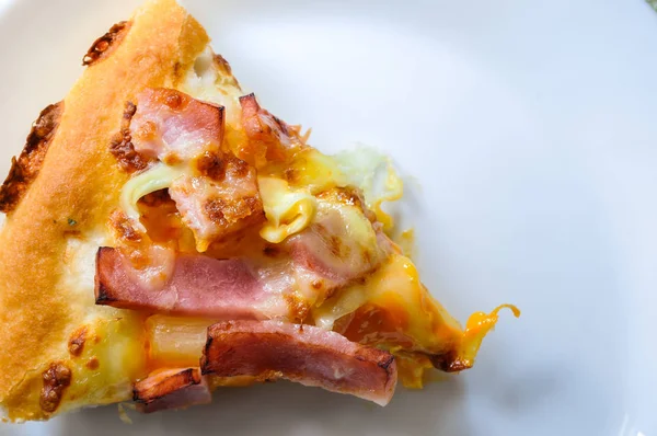 Mukavva içinde çeşitli malzemeler ve peynirli pizzaları kapatın. Açık kapaklı kutuları çıkarın.