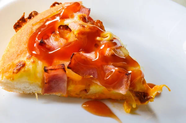 Mukavva içinde çeşitli malzemeler ve peynirli pizzaları kapatın. Açık kapaklı kutuları çıkarın.