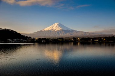 Mt. Fuji Kawaguchiko göl kar manzara, Mt. Fuji sonbahar içinde ünlü Japonya, turist insanlar çağrı Mt. Fuji Fuji, Fujisan,: Fujiyama, Fuji-san, Japonya olarak dağıdır