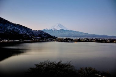 Mt. Fuji Kawaguchiko göl kar manzara, Mt. Fuji sonbahar içinde ünlü Japonya, turist insanlar çağrı Mt. Fuji Fuji, Fujisan,: Fujiyama, Fuji-san, Japonya olarak dağıdır